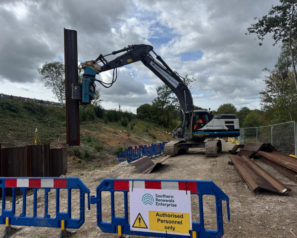 Movax installing sheet piles